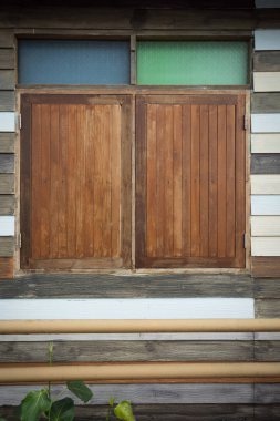 Kırmızı ahşap duvar arka plan klasik pencere.