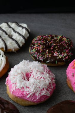 Çikolata sırlı ve çilek beton ta sırlı donut