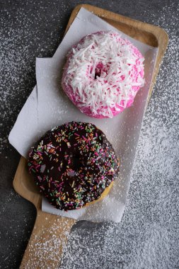 Çikolata sırlı ve çilek ahşap tepsisırlı donut