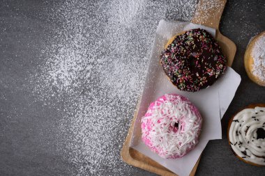 Çikolata sırlı ve çilek ahşap tepsisırlı donut