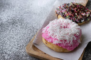 Çikolata sırlı ve çilek ahşap tepsisırlı donut