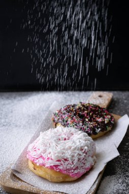Çikolata sırlı ve çilek ahşap tepsisırlı donut