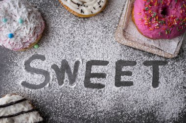 Çikolata sırlı ve çilek ahşap tepsisırlı donut