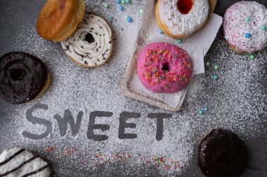 Çikolata sırlı ve çilek ahşap tepsisırlı donut