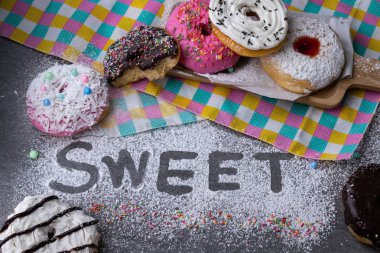 Çikolata sırlı ve çilek ahşap tepsisırlı donut