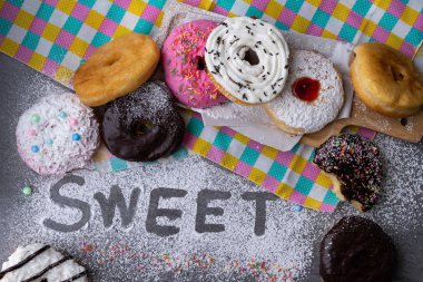 Çikolata sırlı ve çilek ahşap tepsisırlı donut