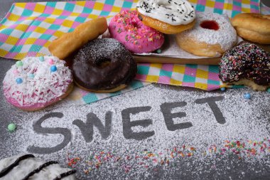 Çikolata sırlı ve çilek ahşap tepsisırlı donut