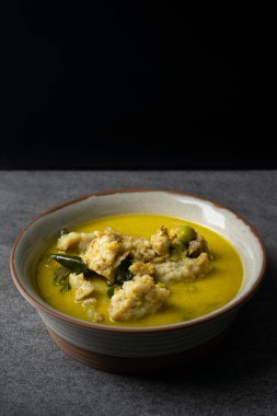 Beton masada gri kase balık topu yeşil köri.