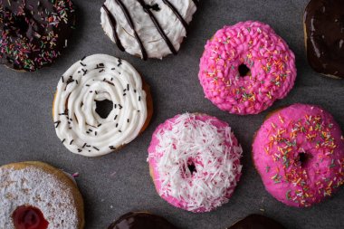 Çikolata sırlı ve çilek beton ta sırlı donut