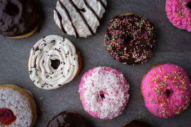 Çikolata sırlı ve çilek beton ta sırlı donut