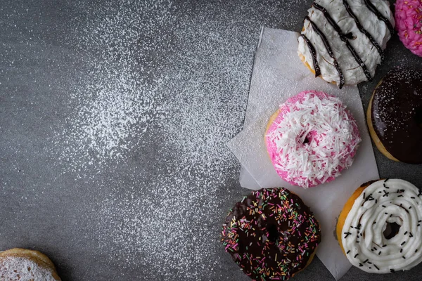 Çikolata sırlı ve çilek beton ta sırlı donut