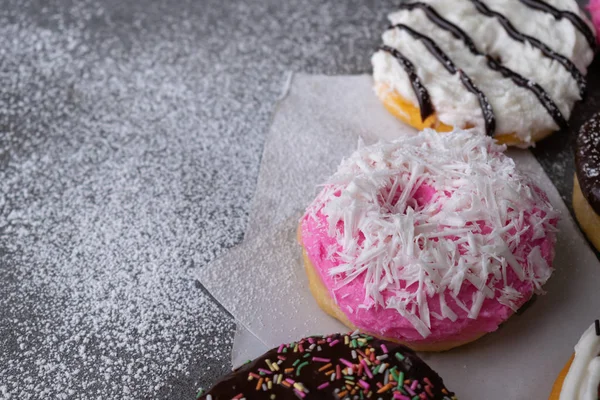 Çikolata sırlı ve çilek beton ta sırlı donut