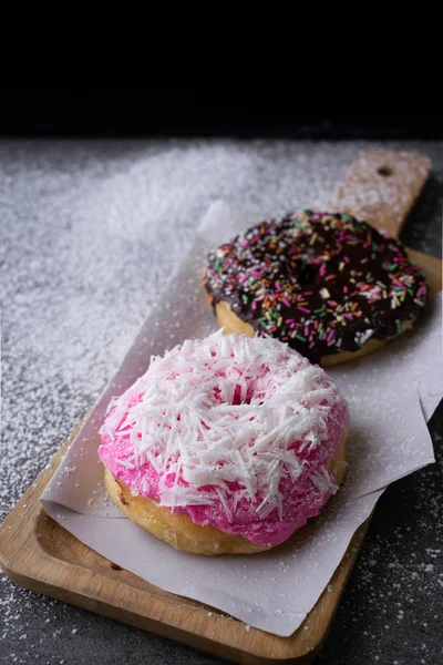 Çikolata sırlı ve çilek ahşap tepsisırlı donut