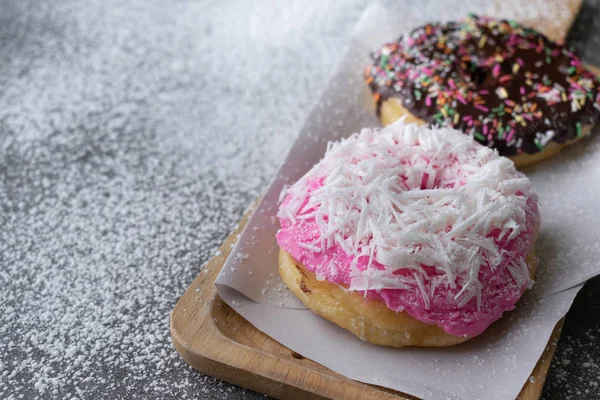 Çikolata sırlı ve çilek ahşap tepsisırlı donut