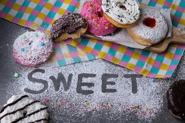 Çikolata sırlı ve çilek ahşap tepsisırlı donut