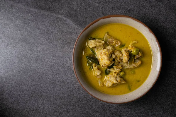 Beton masada gri kase balık topu yeşil köri.