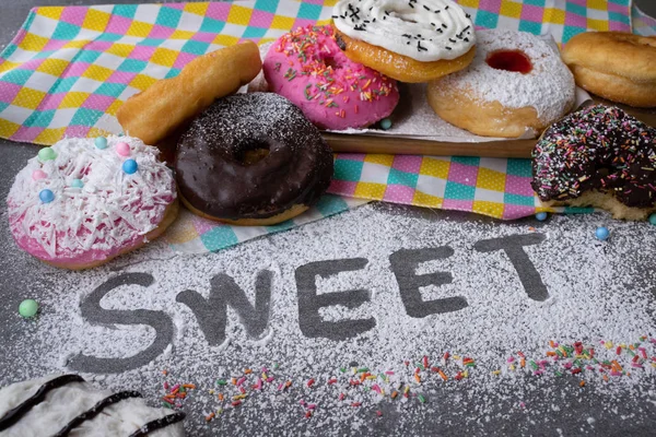 Çikolata sırlı ve çilek ahşap tepsisırlı donut