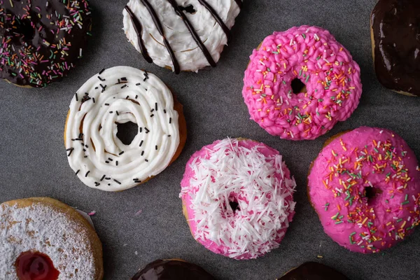 Çikolata sırlı ve çilek beton ta sırlı donut