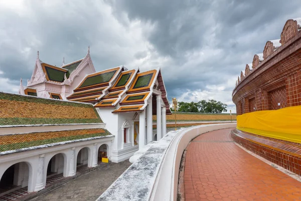 Templo Budista Tailândia Com Passarela Curvada Sobre Fundo Céu Nublado — Fotografia de Stock