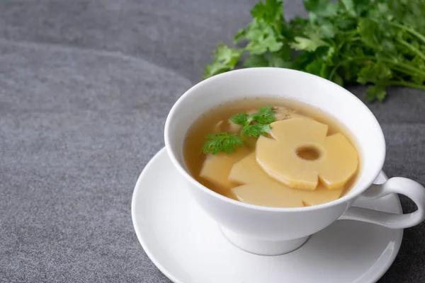 Sopa de broto de bambu ou broto de bambu fervido com porco em tigela branca — Fotografia de Stock