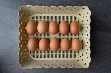 Beton masa arka plan üzerinde sepet tavuk yumurtası.