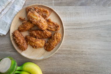 Masada muz ile ahşap çanak derin kızarmış muz.