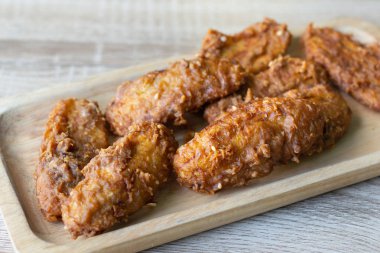 Masada ahşap çanak derin kızarmış muz.