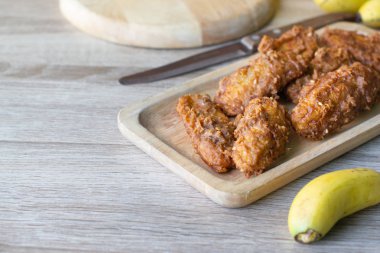 Masada muz ile ahşap çanak derin kızarmış muz.