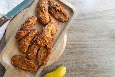 Masada muz ile ahşap çanak derin kızarmış muz.