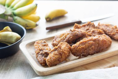 Masada muz ile ahşap çanak derin kızarmış muz.