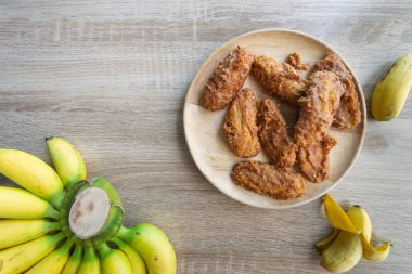 Masada muz ile ahşap çanak derin kızarmış muz.