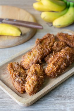 Masada muz ile ahşap çanak derin kızarmış muz.