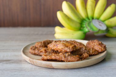 Masada muz ile ahşap çanak derin kızarmış muz.