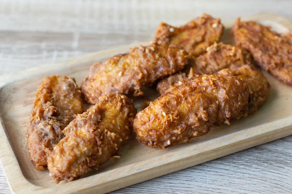 Masada ahşap çanak derin kızarmış muz.