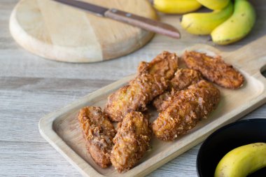 Masada muz ile ahşap çanak derin kızarmış muz.