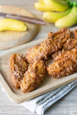 Masada muz ile ahşap çanak derin kızarmış muz.