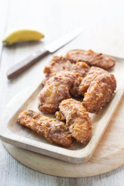 Masada muz ile ahşap çanak derin kızarmış muz.