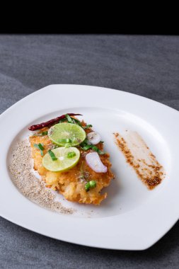 Masada beyaz çanak kızarmış tavuk ile Baharatlı salata.