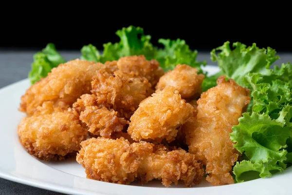 Жареная курица и салат в белом блюде на столе . — стоковое фото