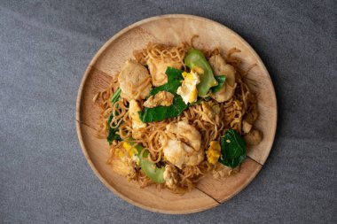 Ahşap tavuk ve çin lahanası ile kızarmış kuru hazır erişte