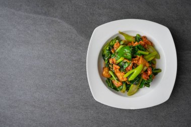 Istiridye soslu gevrek deri tavuk ile Kızarmış Çin lahanası ve 