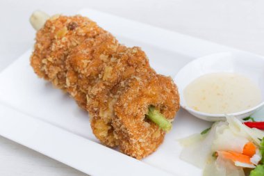 Taş ta erik sosu ile beyaz tabakta derin kızarmış karides