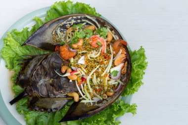 Baharatlı salata at nalı yengeci yumurta masada beyaz tabak içinde marul ile.