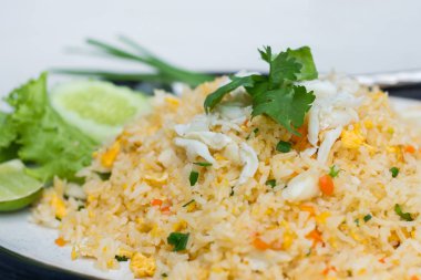 Yengeç Fried Rice masada beyaz tabak.