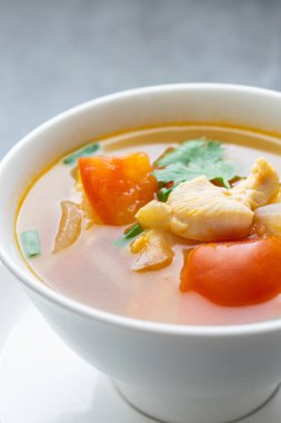 Sıcak çorba tavuk beton masada sabah sağlıklı.