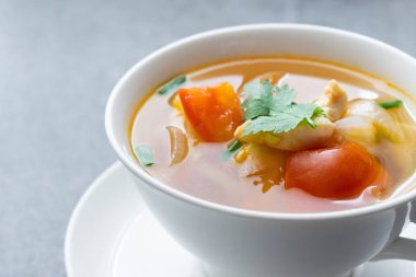 Sıcak çorba tavuk beton masada sabah sağlıklı.