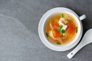 Sıcak çorba tavuk beton masada sabah sağlıklı.