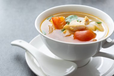 Sıcak çorba tavuk beton masada sabah sağlıklı.