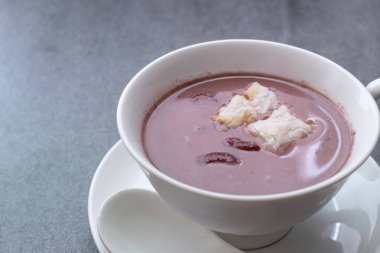 Masada beyaz kase de haşlanmış kırmızı fasulye ile Izgara mochi.