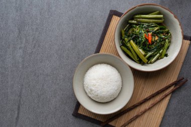 Masada gri kase pirinç ile Kızarmış sabah zafer.